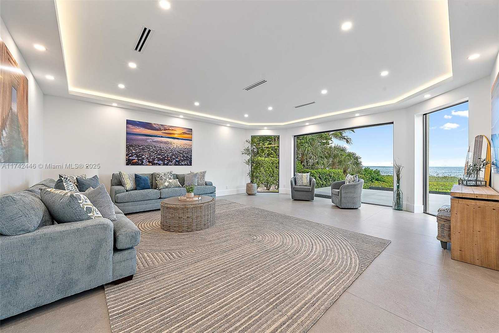 Small Image of 22 OCEAN DR, Jupiter Inlet Colony Number 13