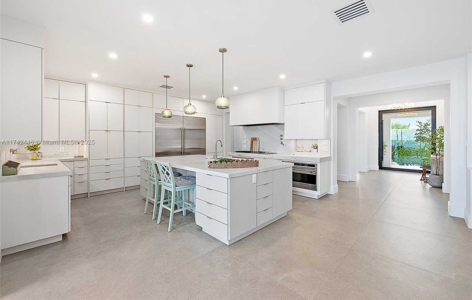 Small Image of 22 OCEAN DR, Jupiter Inlet Colony Number 17