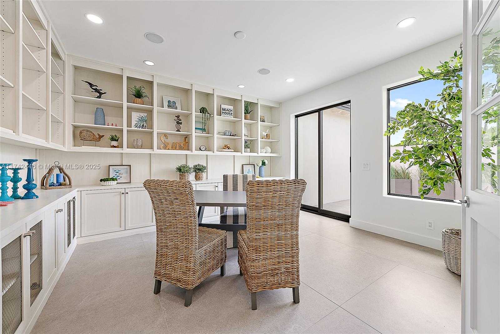 Small Image of 22 OCEAN DR, Jupiter Inlet Colony Number 31