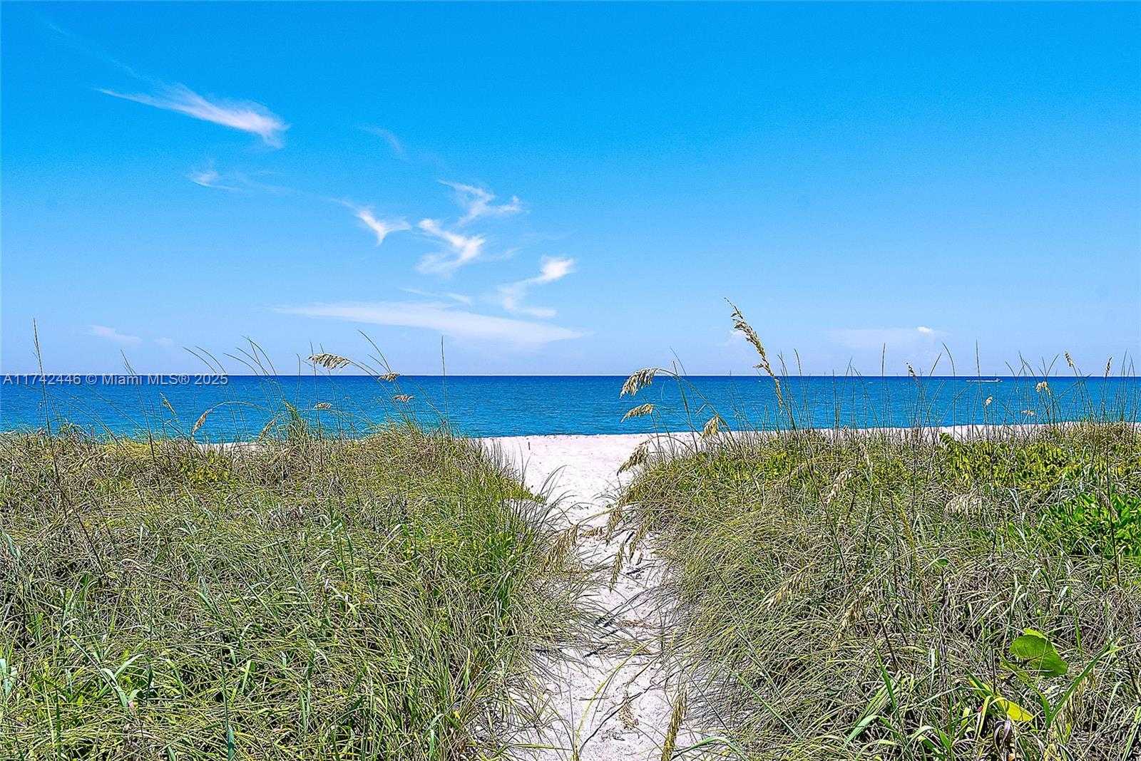 Small Image of 22 OCEAN DR, Jupiter Inlet Colony Number 32