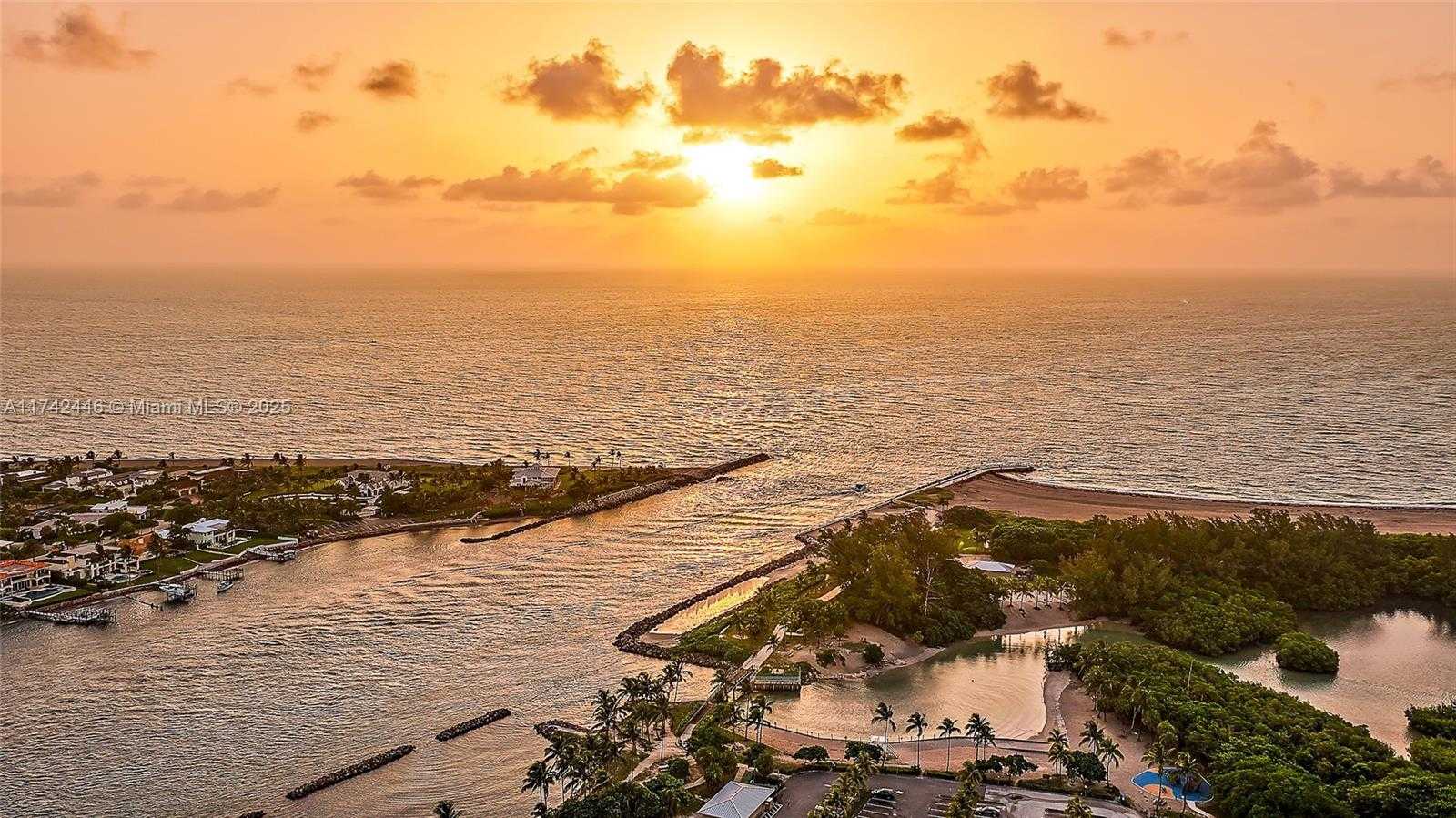 Small Image of 22 OCEAN DR, Jupiter Inlet Colony Number 35