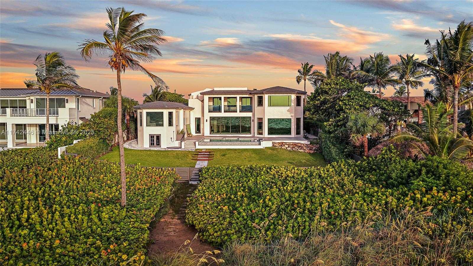 Small Image of 22 OCEAN DR, Jupiter Inlet Colony Number 4