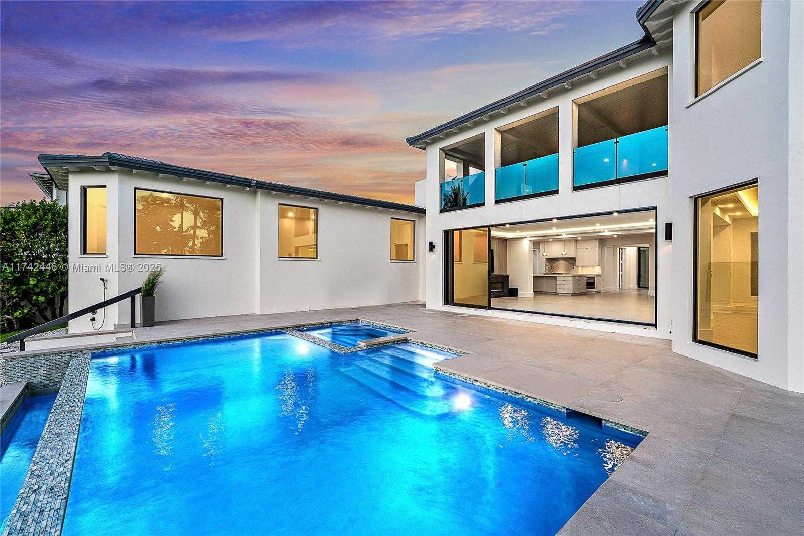 Small Image of 22 OCEAN DR, Jupiter Inlet Colony Number 6