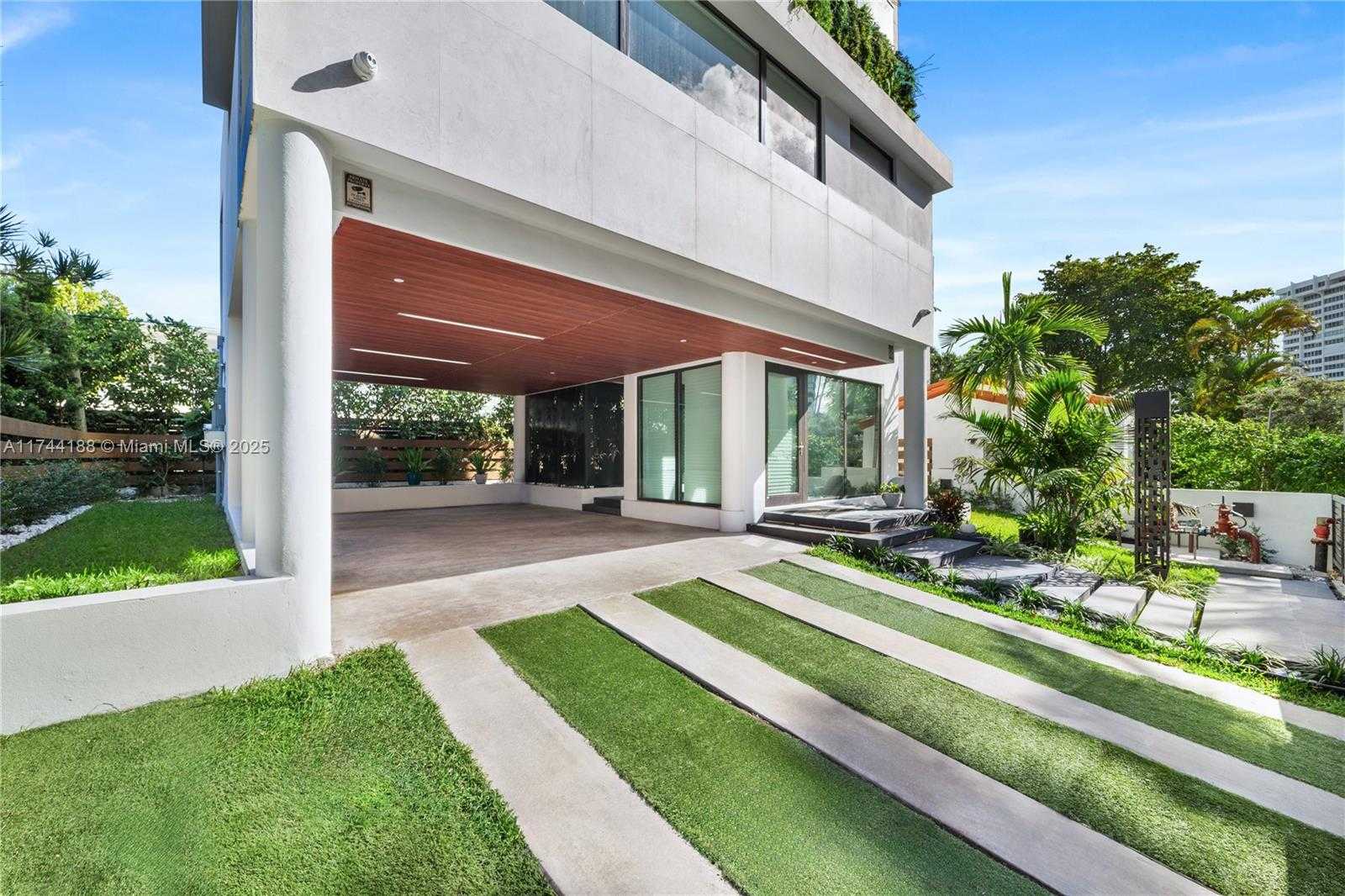 Small Image of 11 CENTURY LN, Miami Beach Number 19