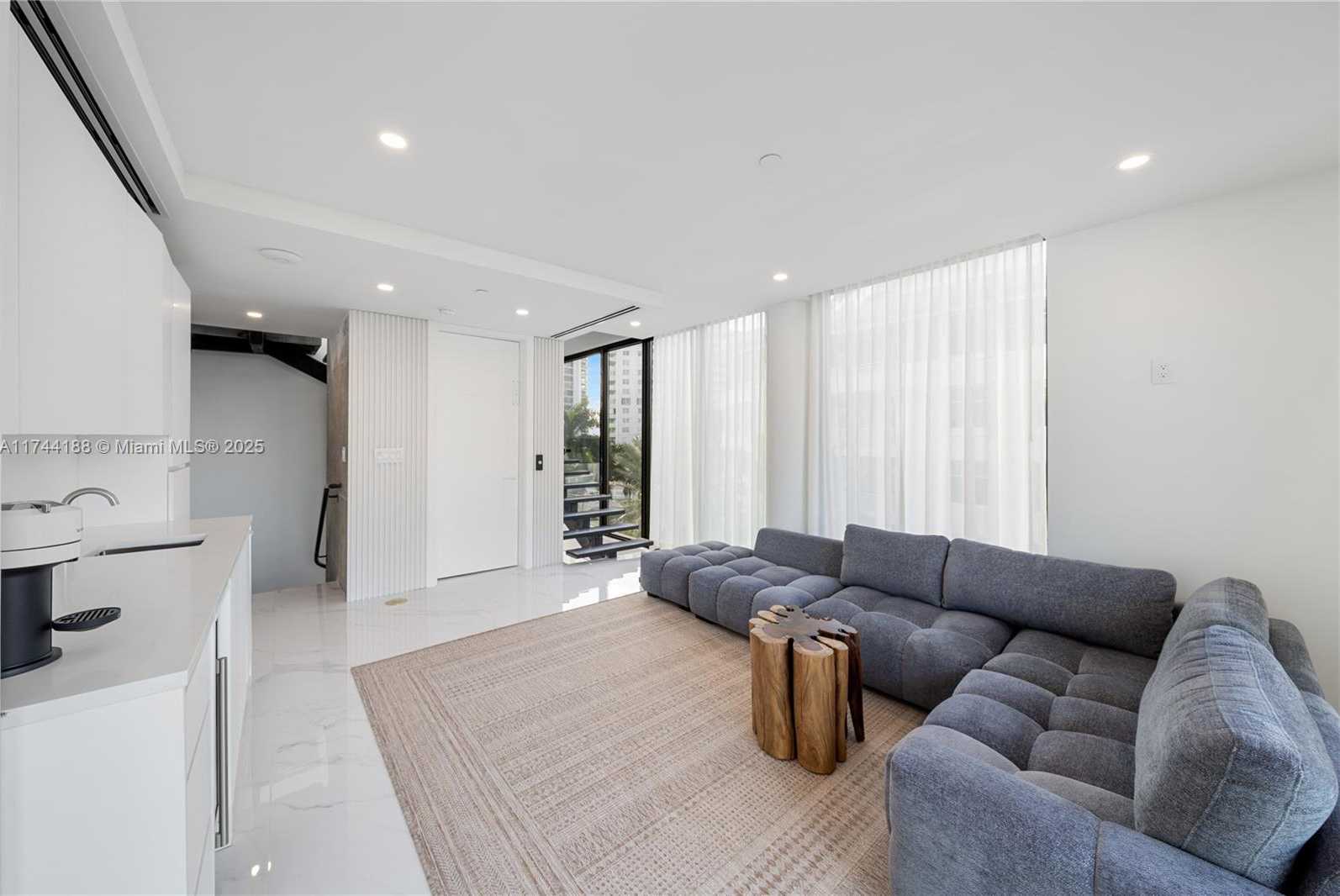 Small Image of 11 CENTURY LN, Miami Beach Number 26
