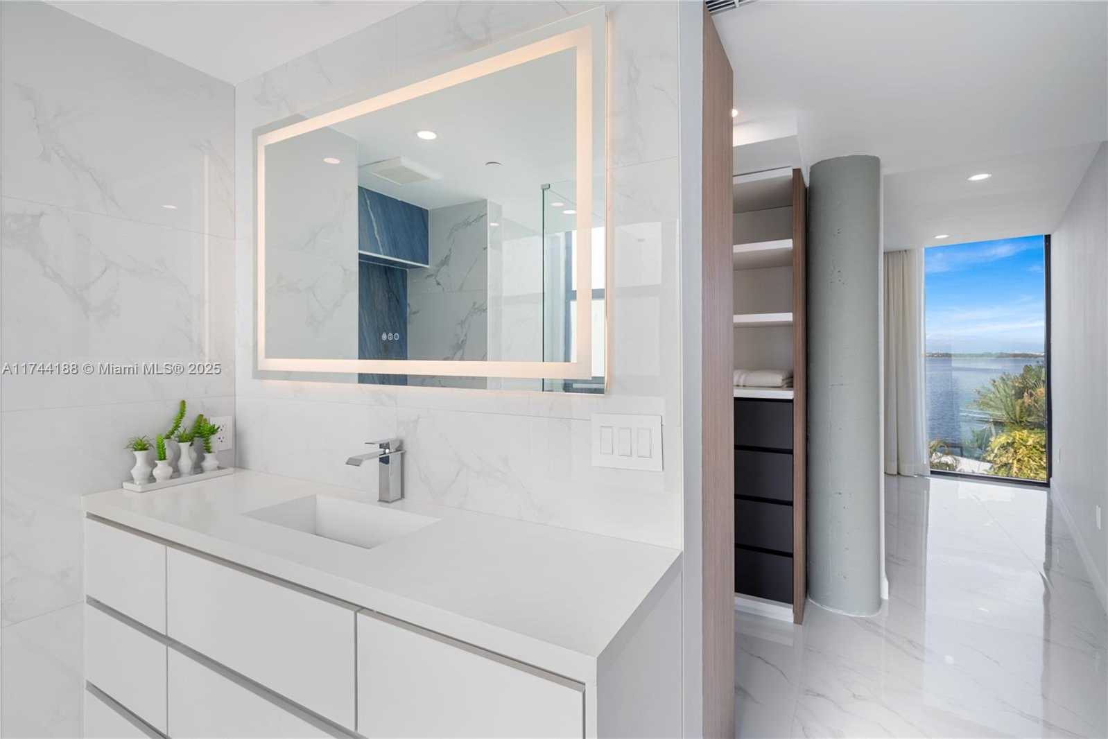 Small Image of 11 CENTURY LN, Miami Beach Number 31