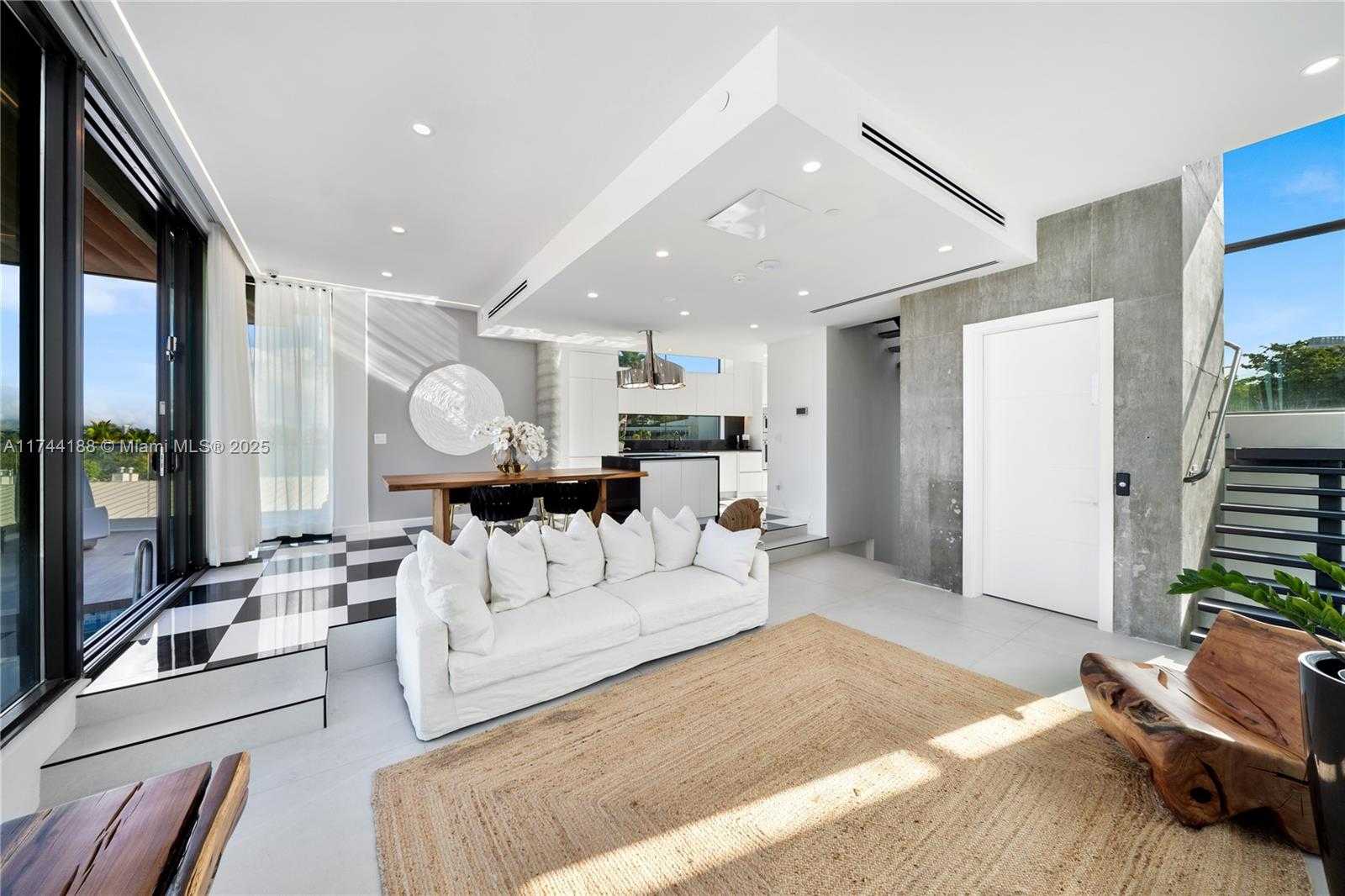 Small Image of 11 CENTURY LN, Miami Beach Number 32