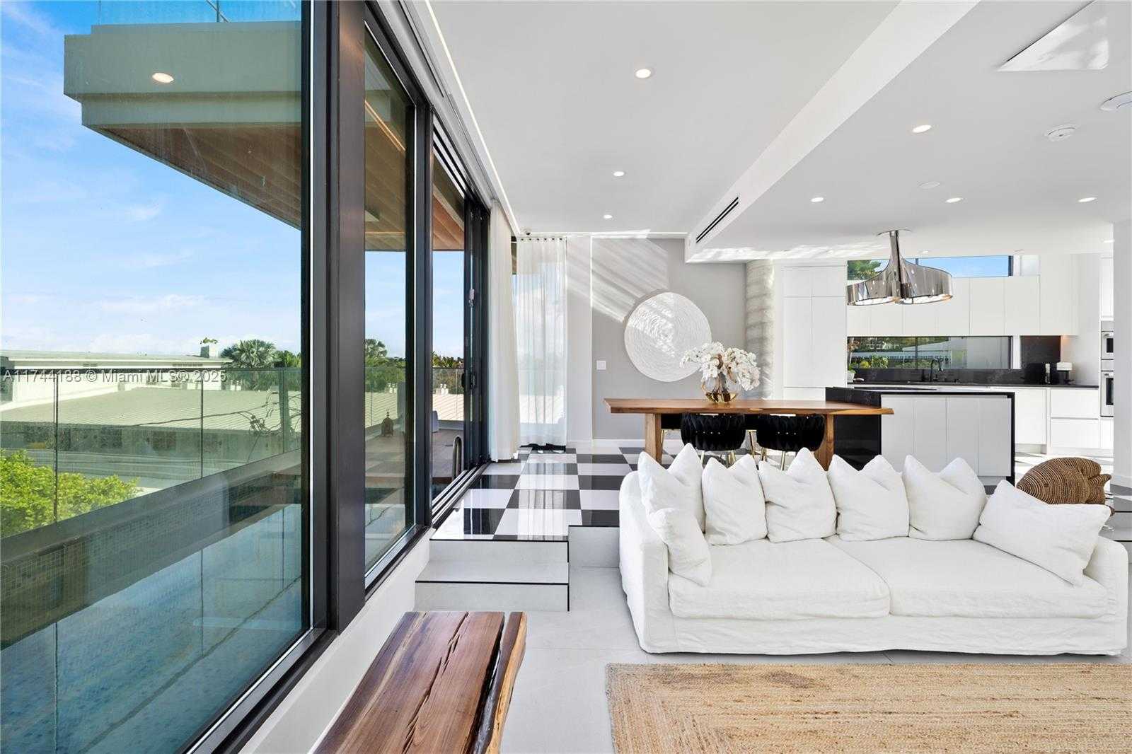 Small Image of 11 CENTURY LN, Miami Beach Number 34