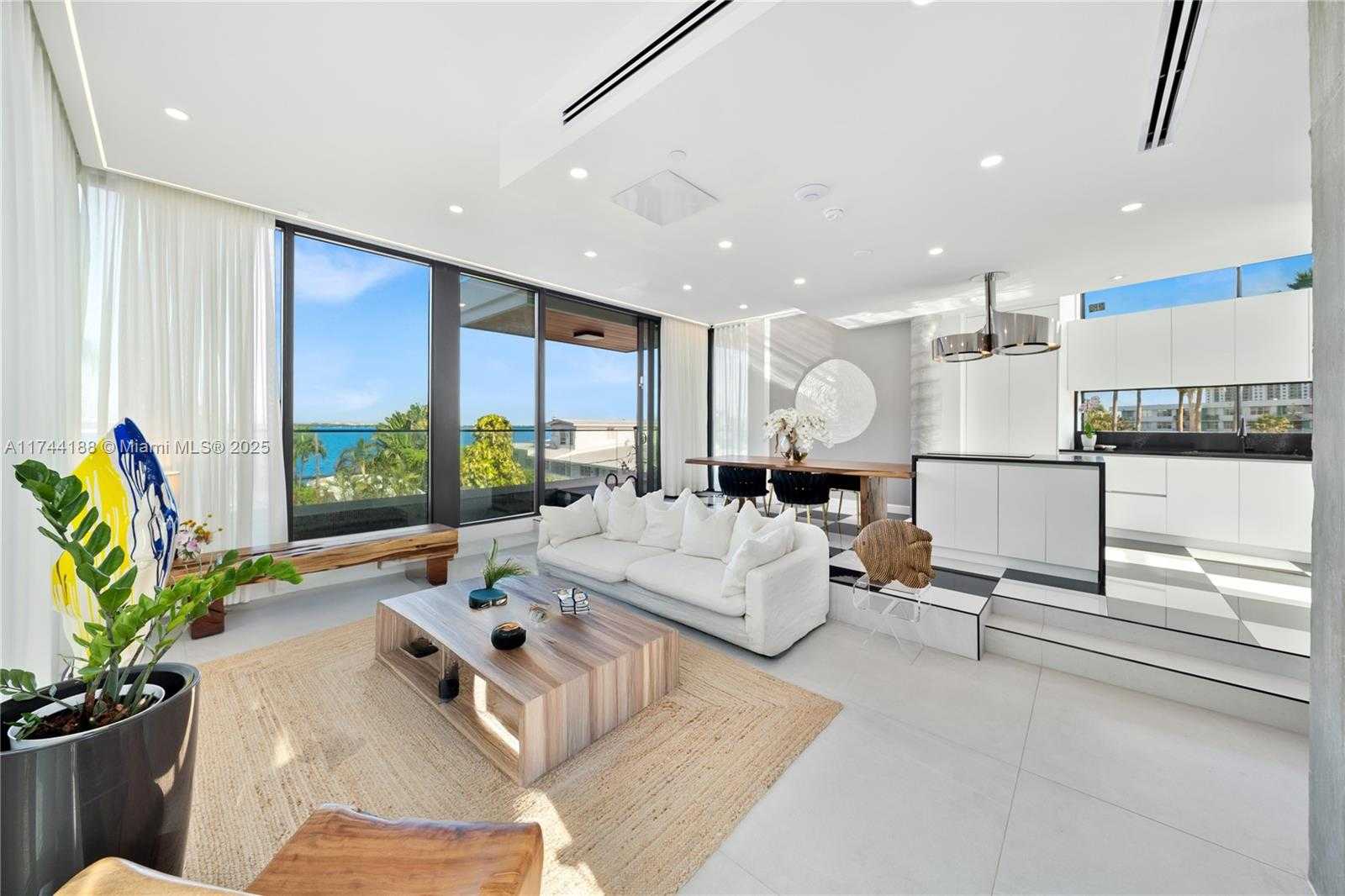 Small Image of 11 CENTURY LN, Miami Beach Number 4