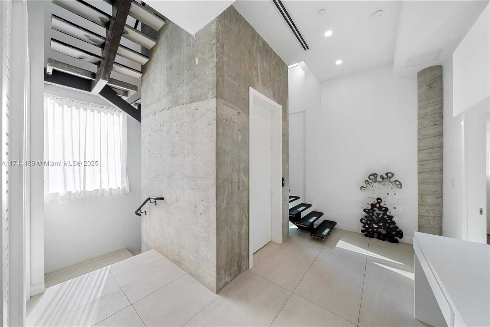 Small Image of 11 CENTURY LN, Miami Beach Number 44