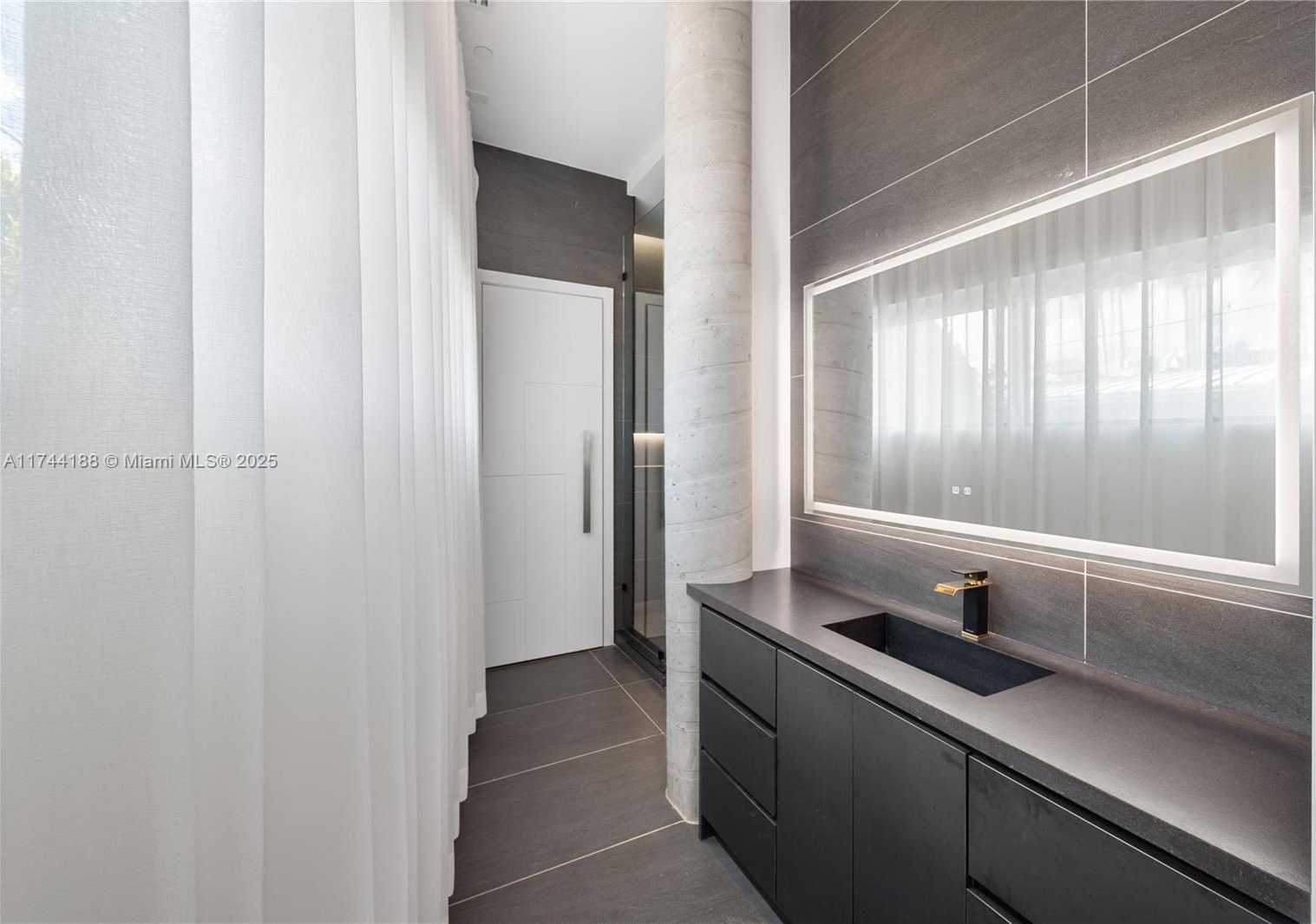 Small Image of 11 CENTURY LN, Miami Beach Number 48