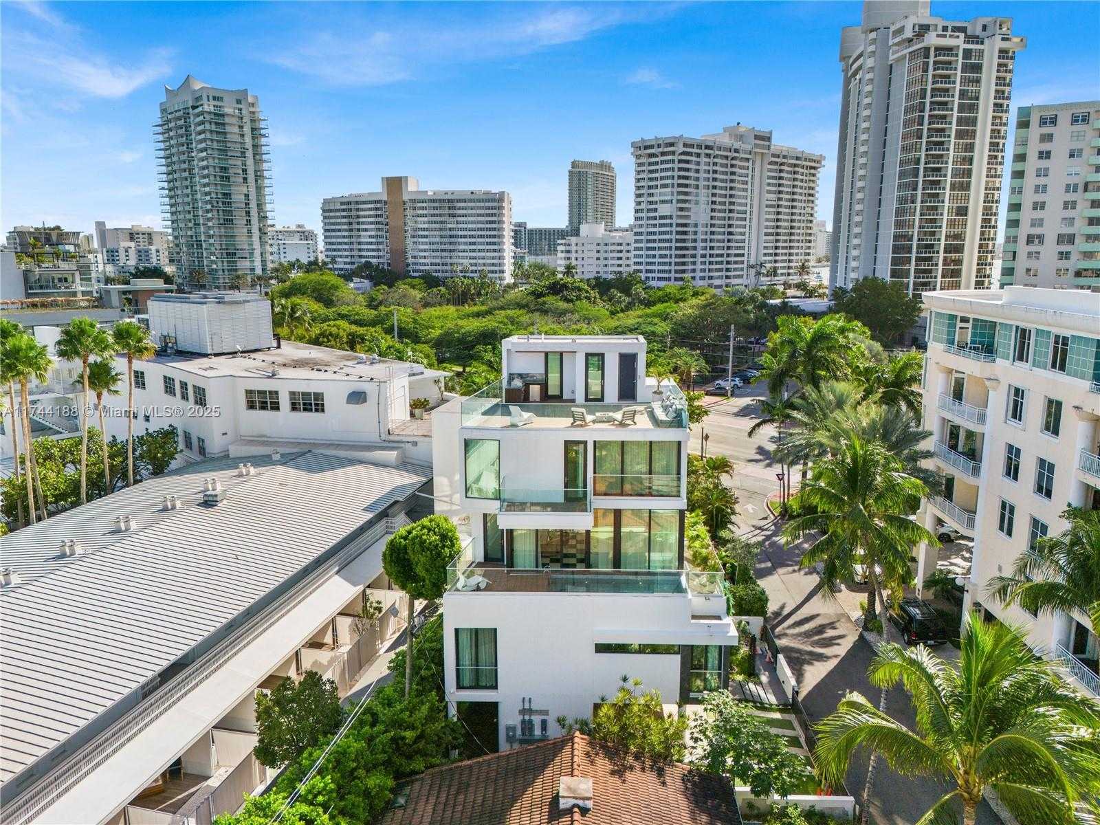 Small Image of 11 CENTURY LN, Miami Beach Number 70