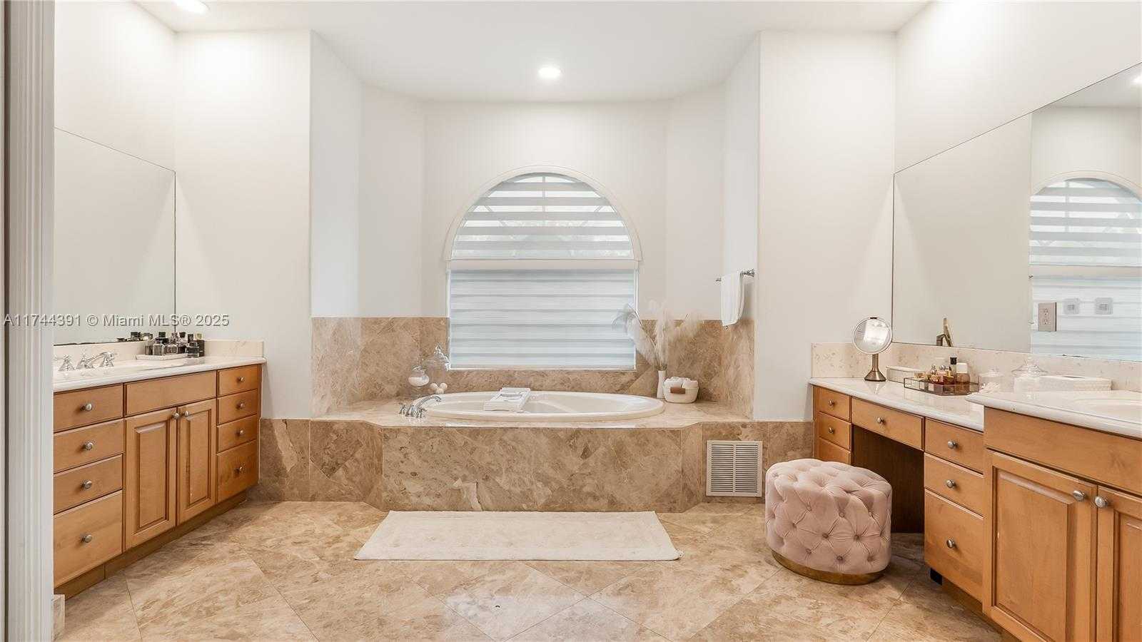 Small Image of 14443 SOUTH JOCKEY CIR S, Davie Number 37