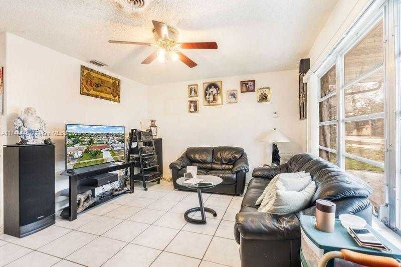 Small Image of 6370 PARK ST, Hollywood Number 3