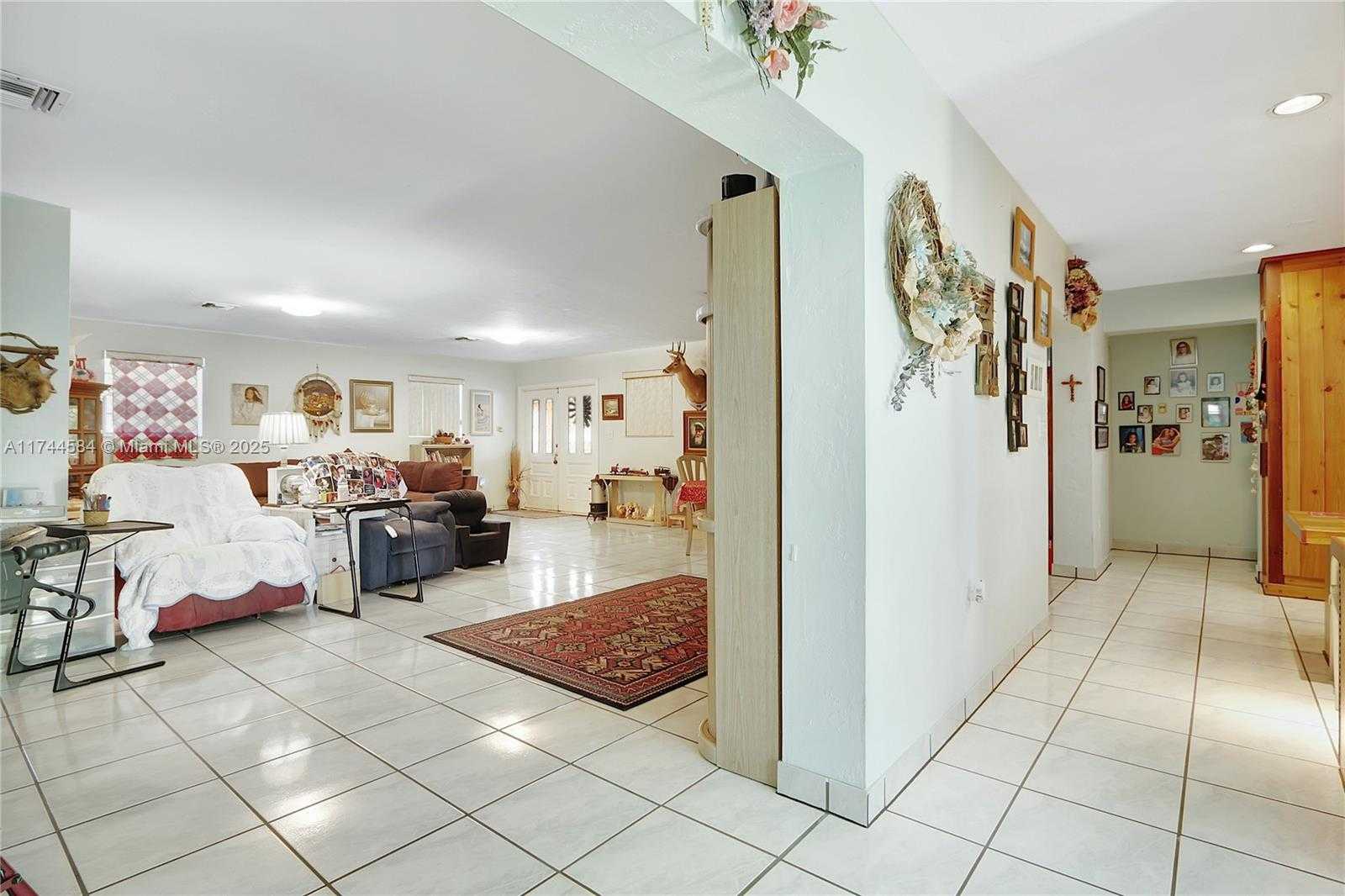 Small Image of 9299 Jamaica Dr, Cutler Bay, FL 33189, USA Number 3