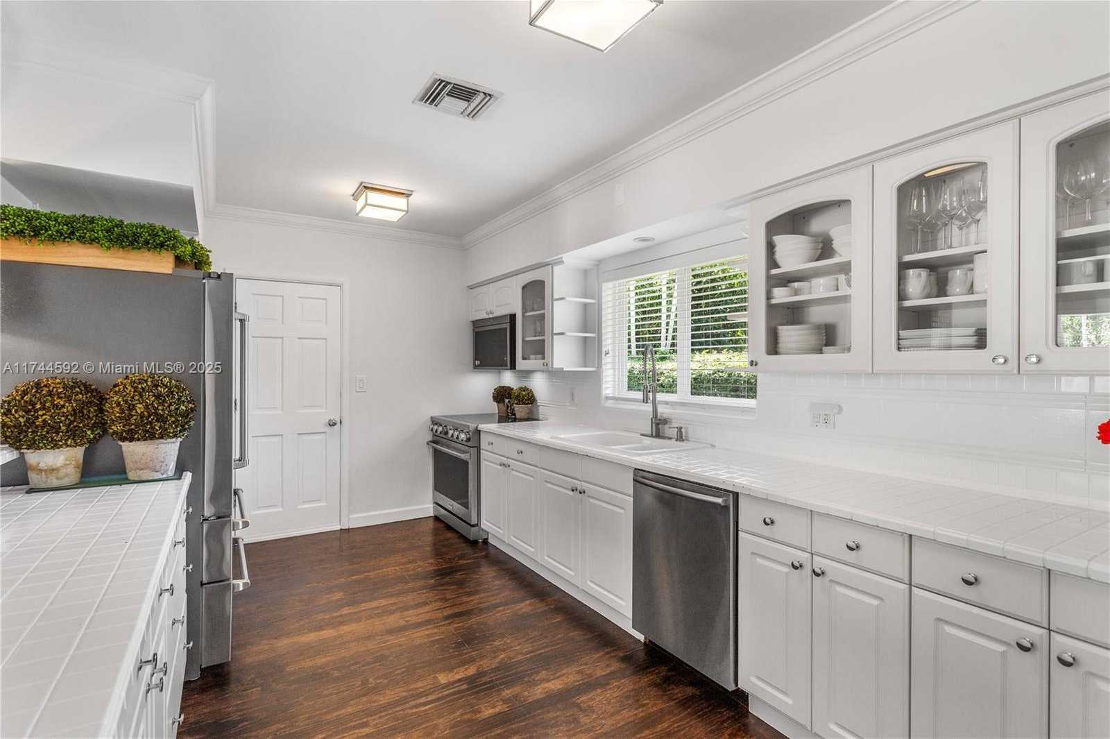 Small Image of 550 Pidgeon Plum Ln, Miami, FL 33137, USA Number 12