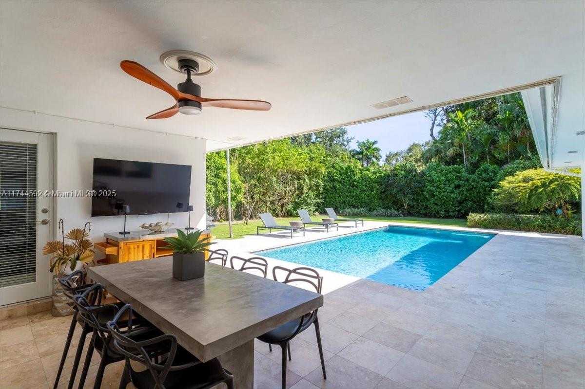Small Image of 550 Pidgeon Plum Ln, Miami, FL 33137, USA Number 3
