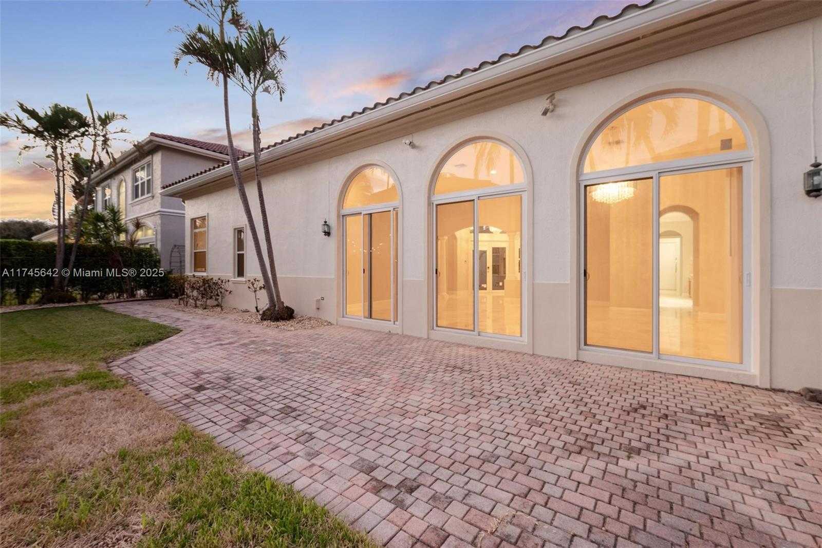 Small Image of 920 CAPTIVA DR, Hollywood Number 17