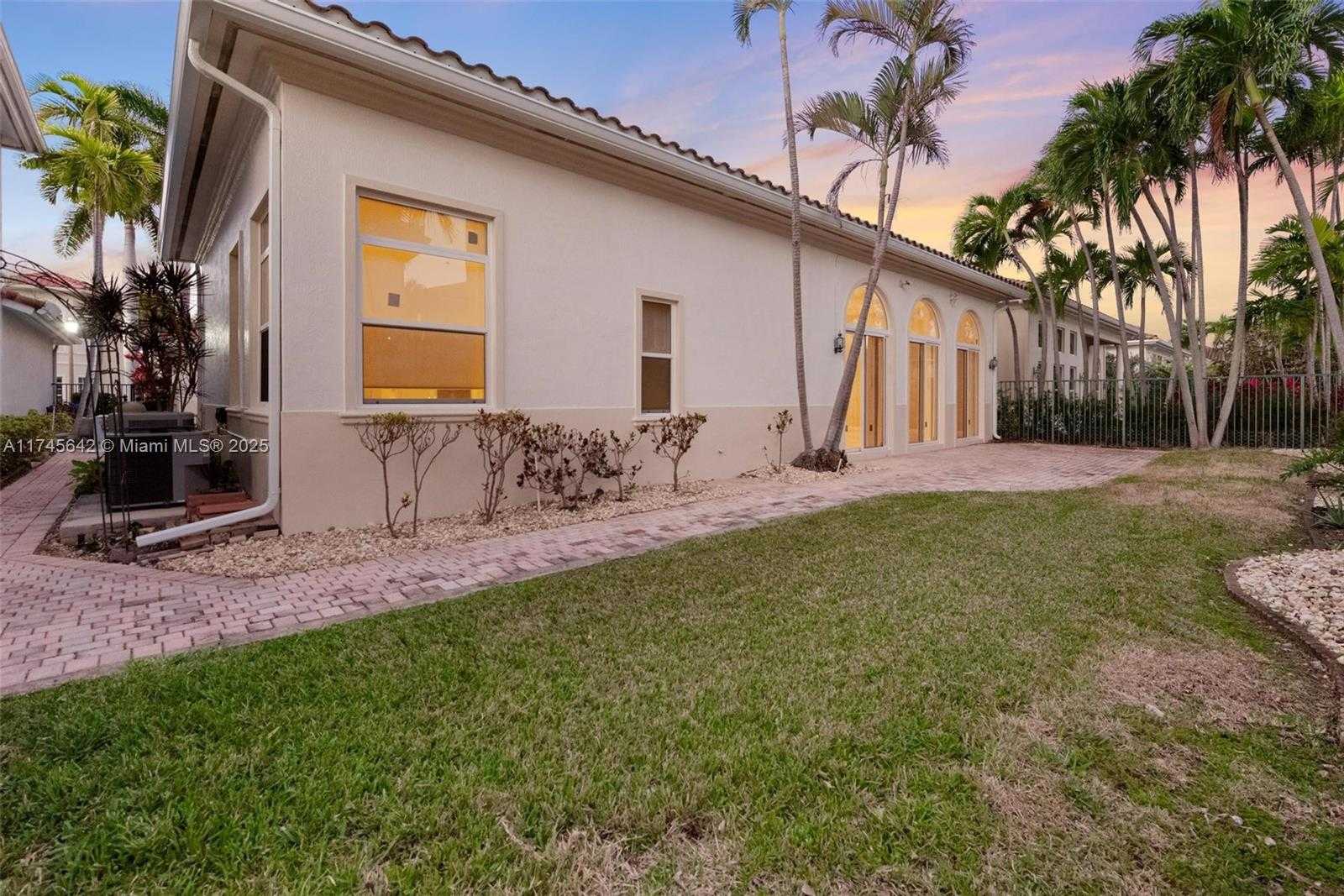 Small Image of 920 CAPTIVA DR, Hollywood Number 18