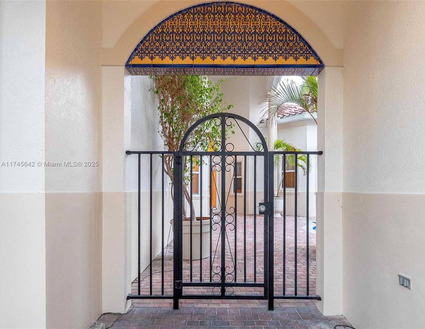 Small Image of 920 CAPTIVA DR, Hollywood Number 2