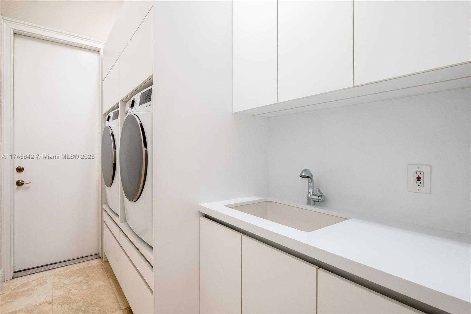 Small Image of 920 CAPTIVA DR, Hollywood Number 20