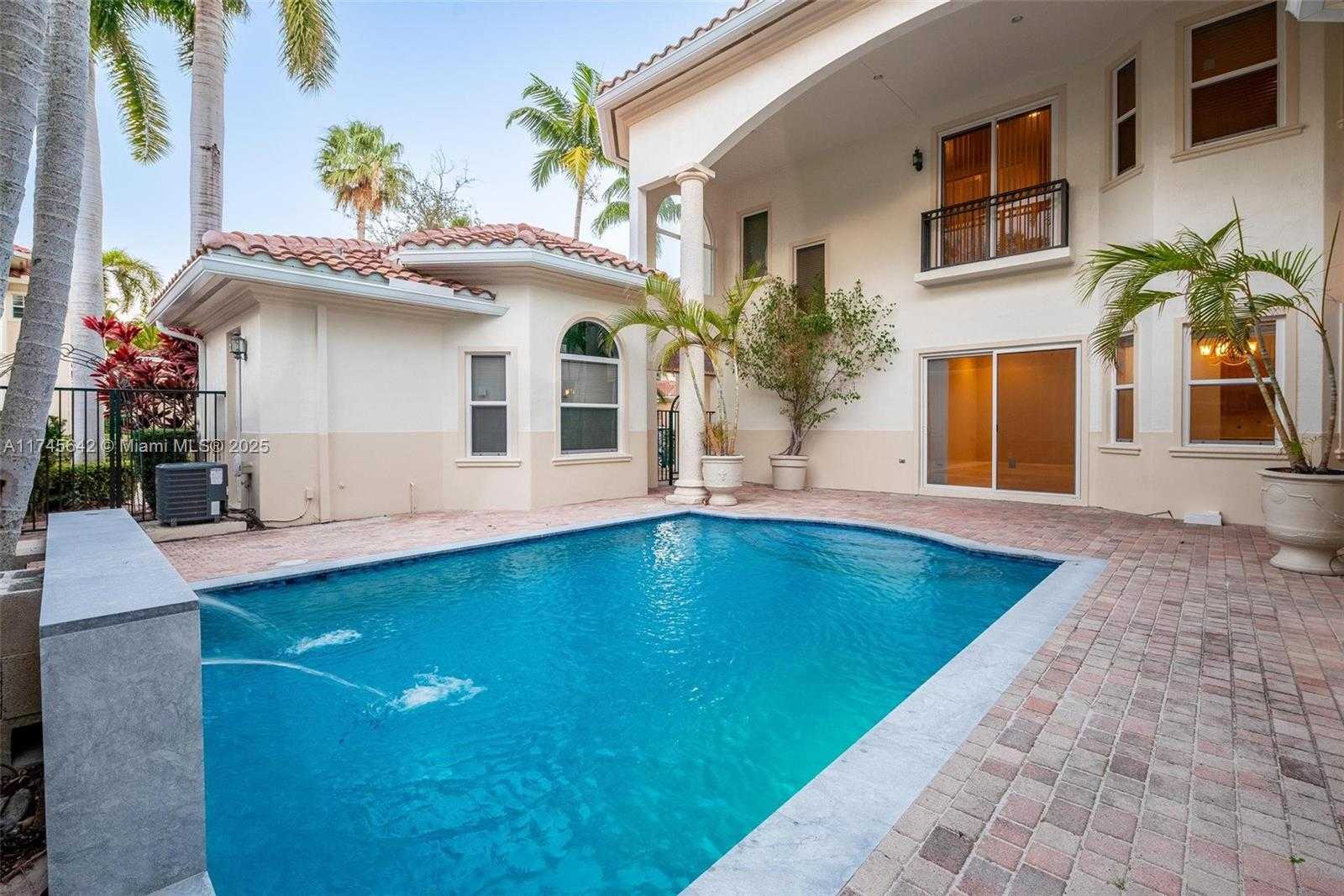 Small Image of 920 CAPTIVA DR, Hollywood Number 3