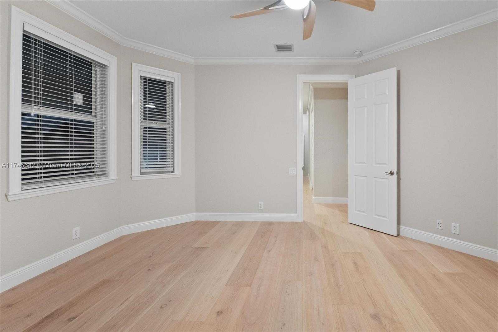 Small Image of 920 CAPTIVA DR, Hollywood Number 35