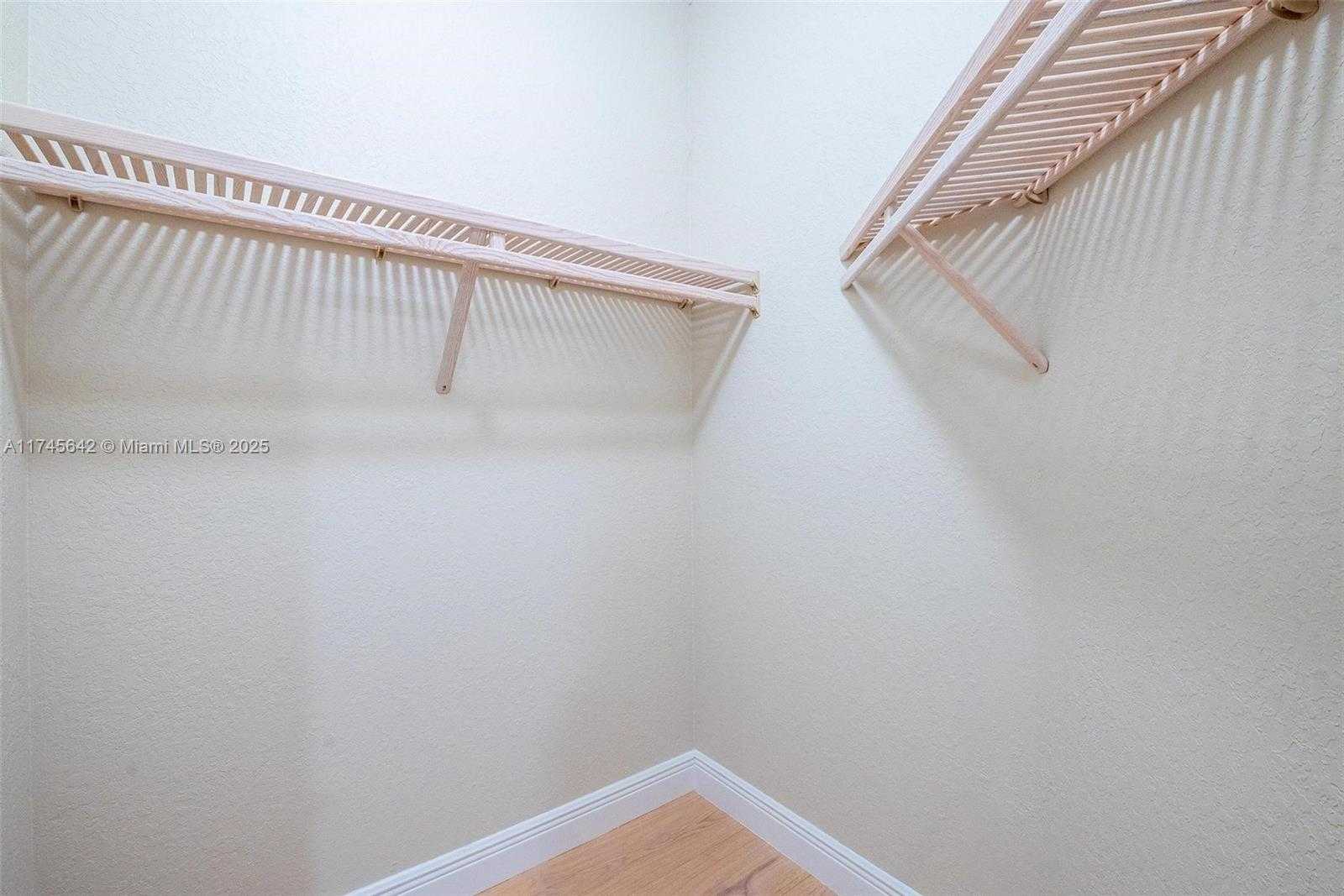 Small Image of 920 CAPTIVA DR, Hollywood Number 38