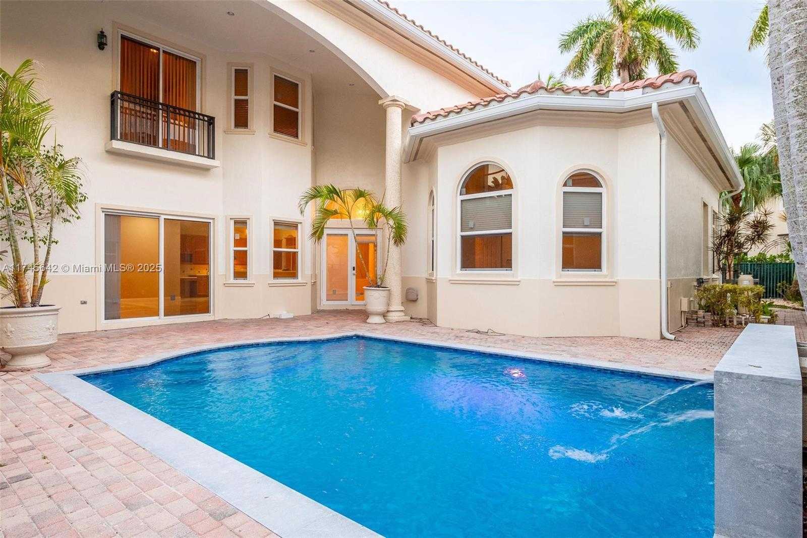 Small Image of 920 CAPTIVA DR, Hollywood Number 4