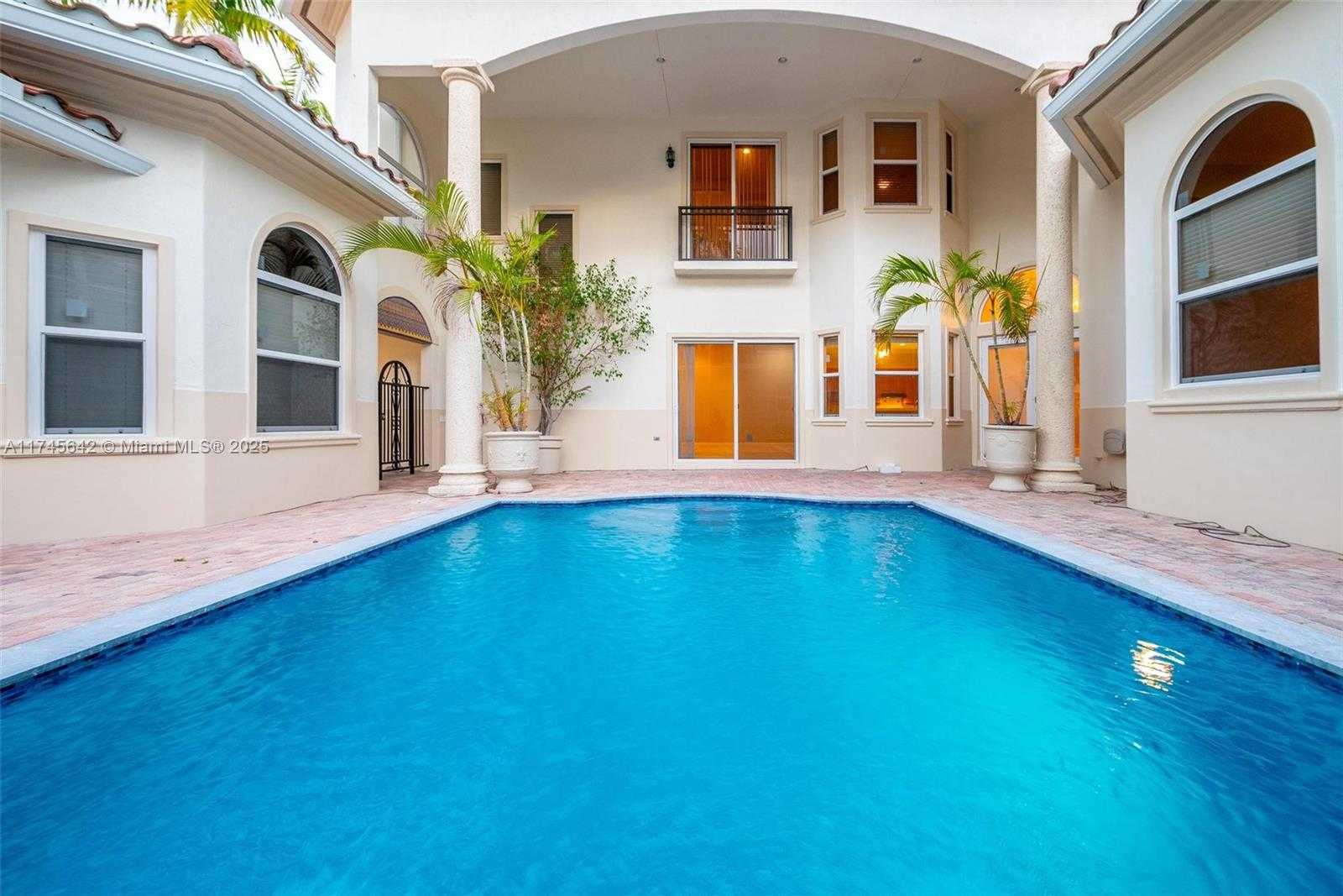 Small Image of 920 CAPTIVA DR, Hollywood Number 5