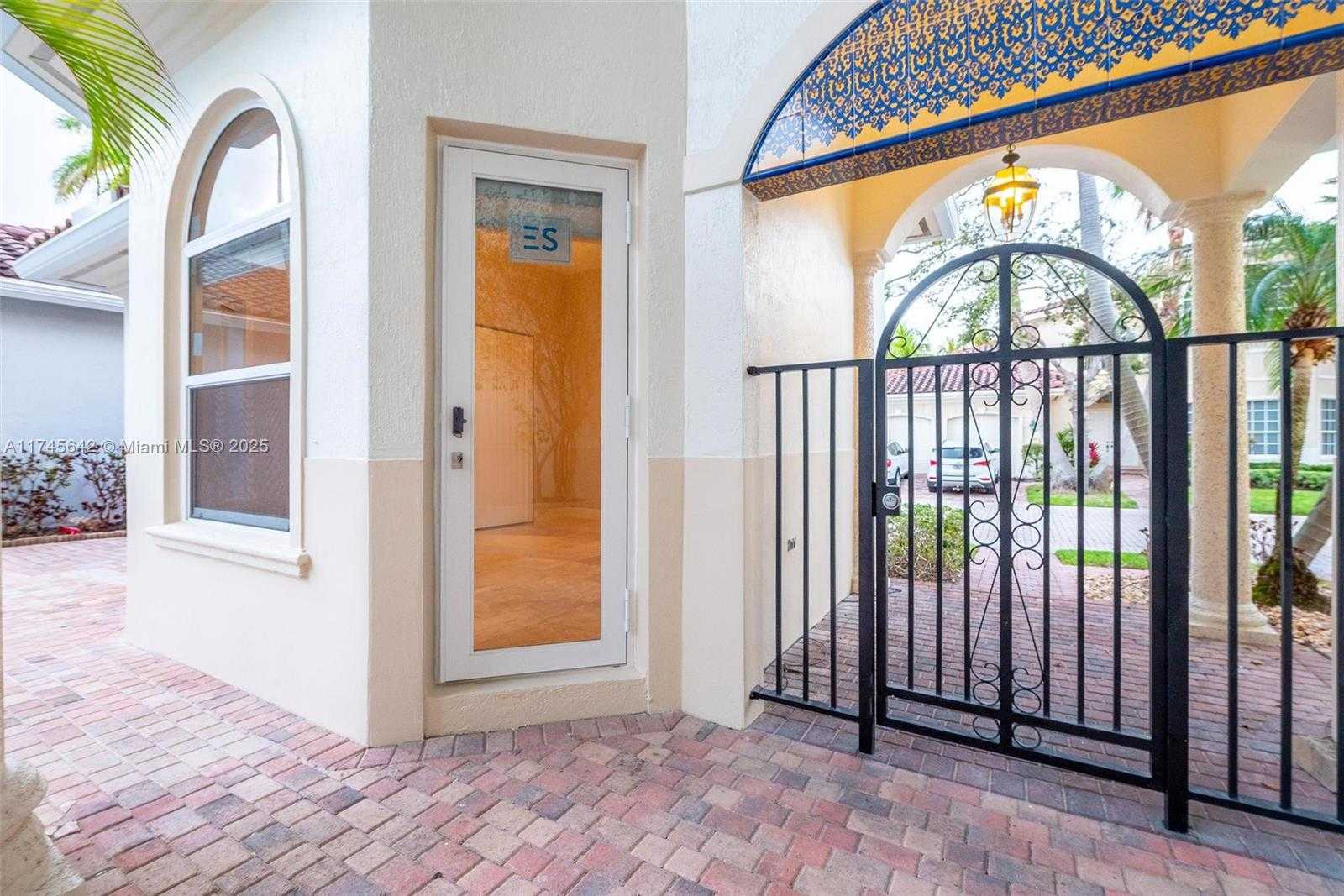 Small Image of 920 CAPTIVA DR, Hollywood Number 7
