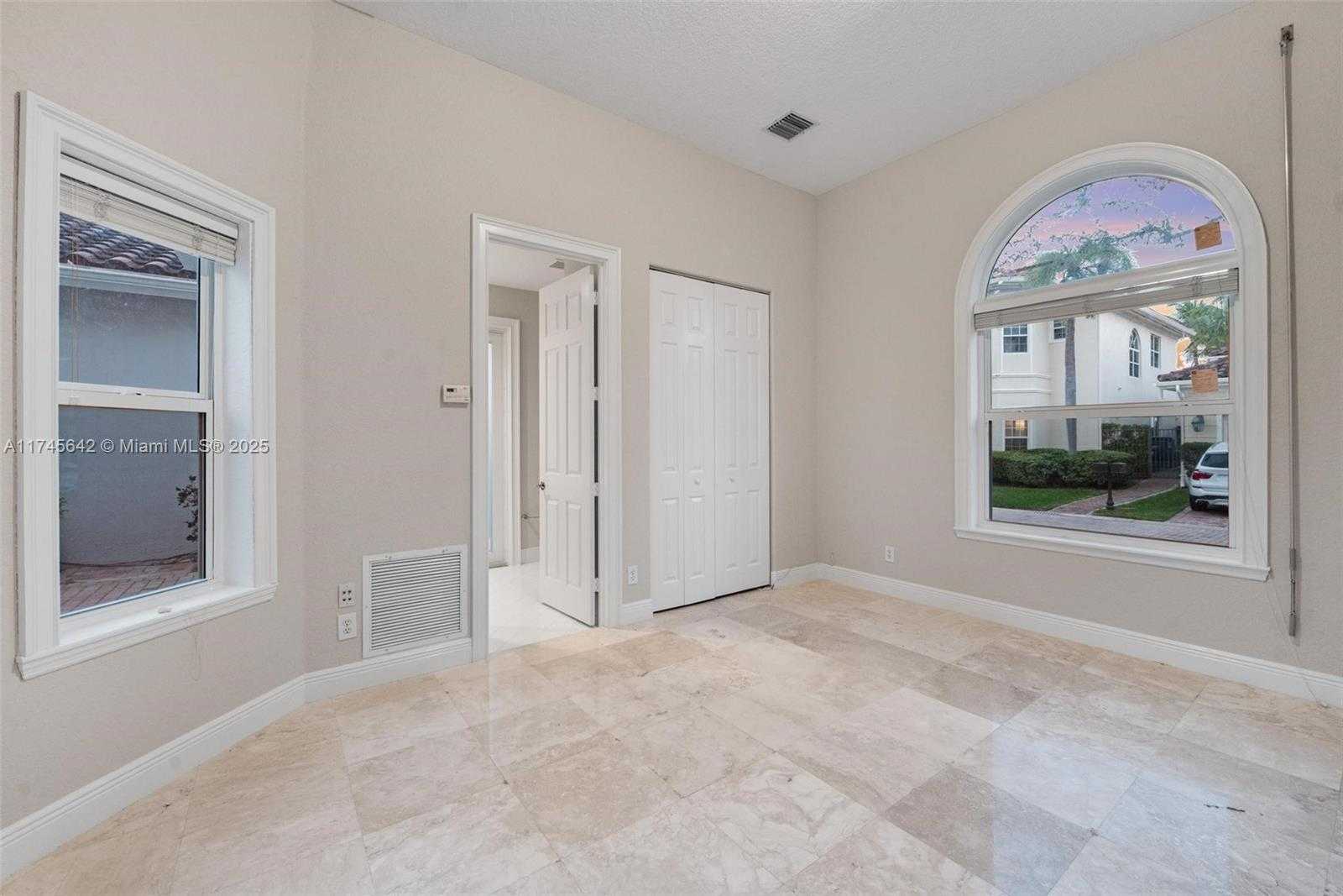 Small Image of 920 CAPTIVA DR, Hollywood Number 8