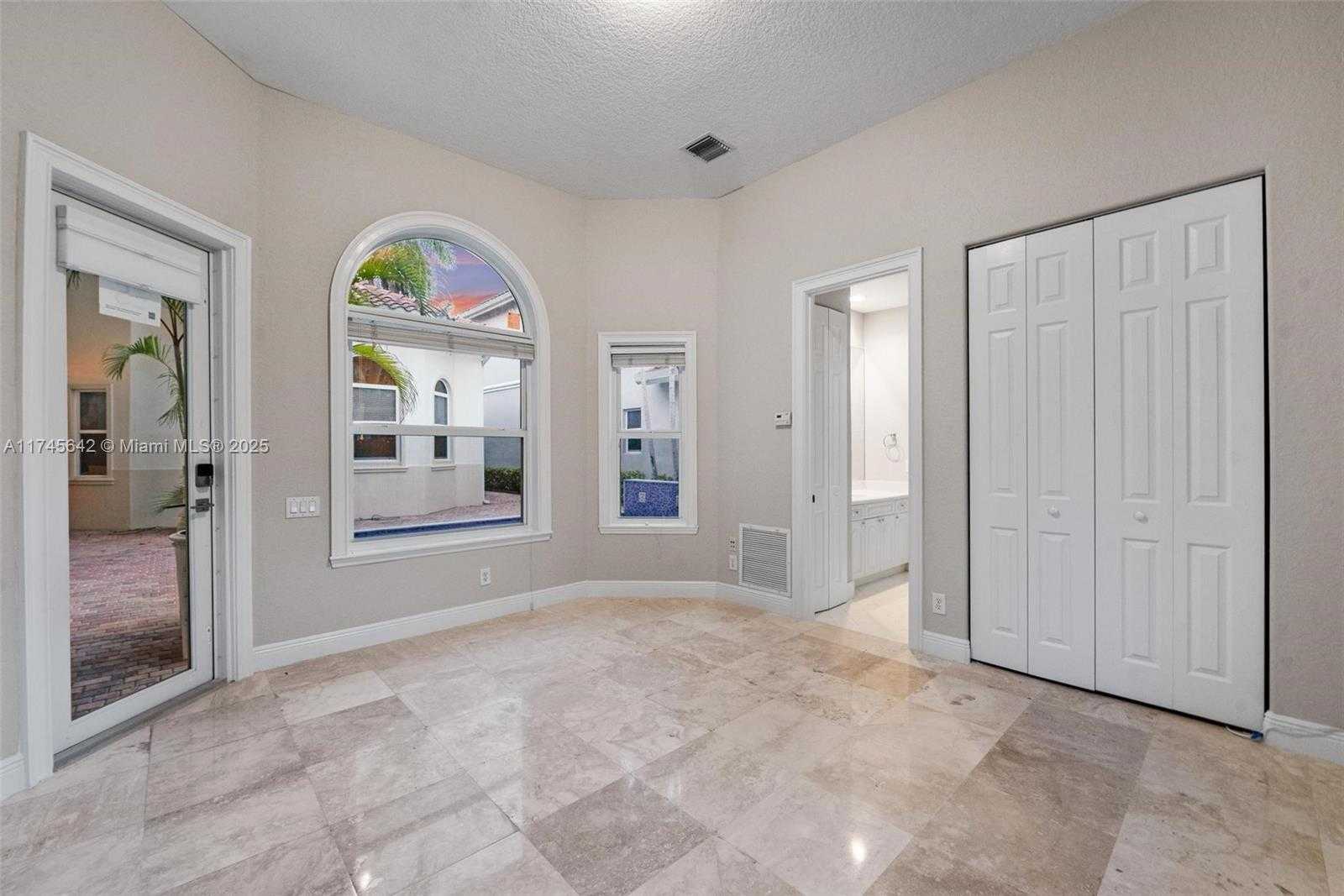 Small Image of 920 CAPTIVA DR, Hollywood Number 9