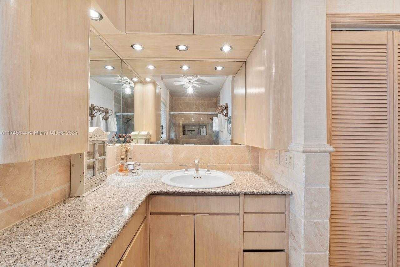 Small Image of 765 NORTH SHORE DR, Miami Beach Number 18