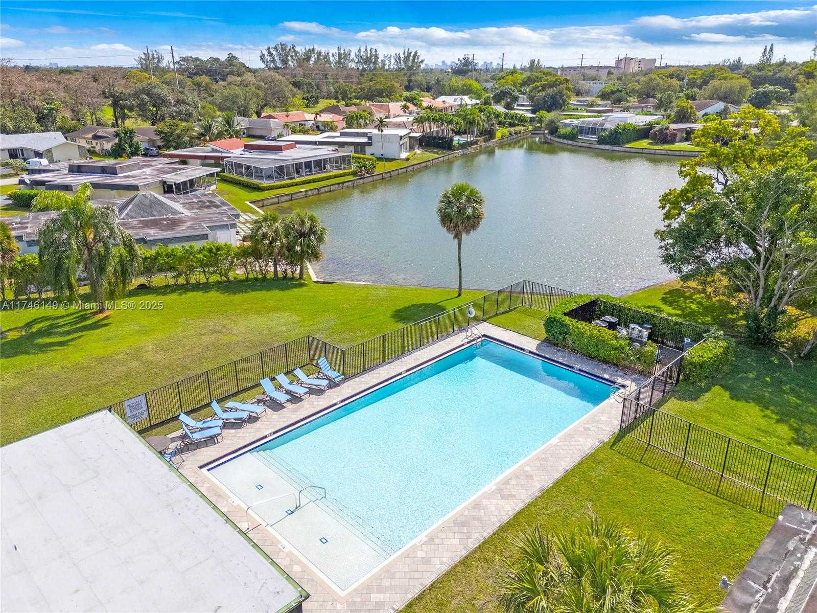 Small Image of 5601 WHITE CEDAR LN, Tamarac Number 27