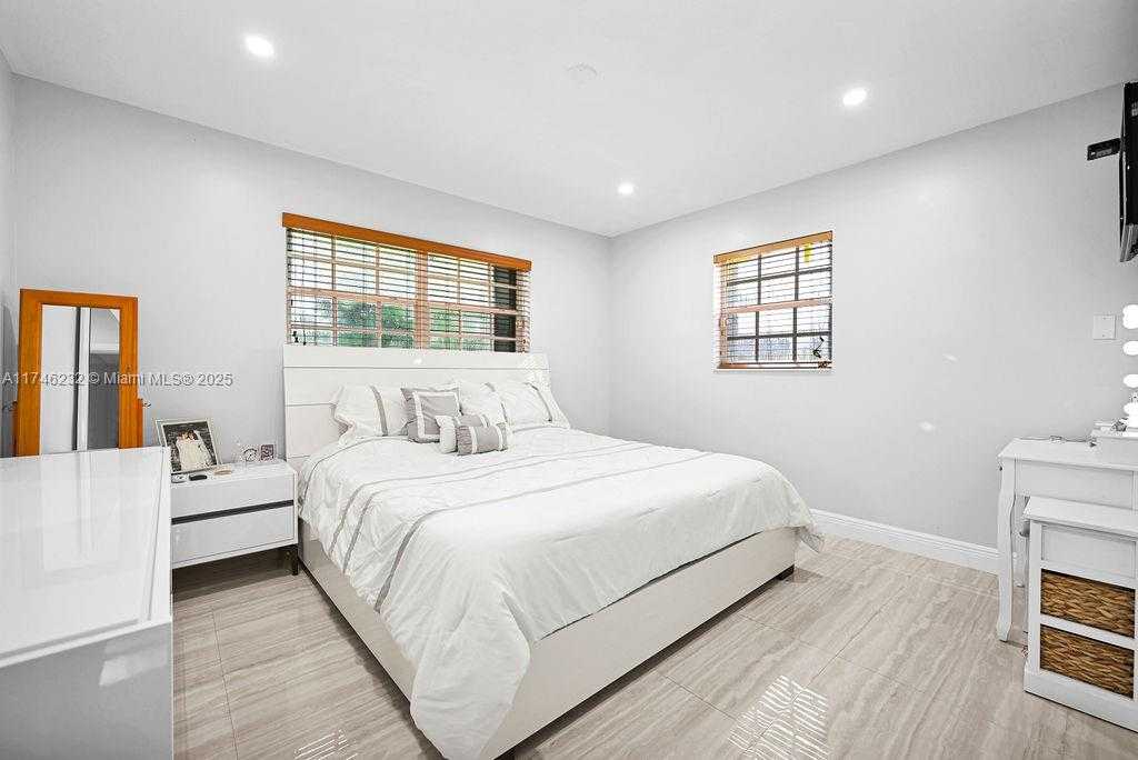 Small Image of 713 SOUTH WEST 6TH AVE, Hallandale Beach Number 14