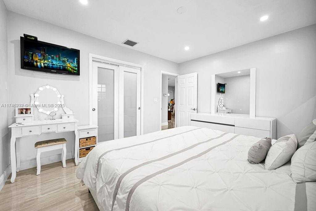 Small Image of 713 SOUTH WEST 6TH AVE, Hallandale Beach Number 15