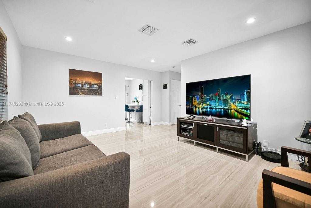 Small Image of 713 SOUTH WEST 6TH AVE, Hallandale Beach Number 5
