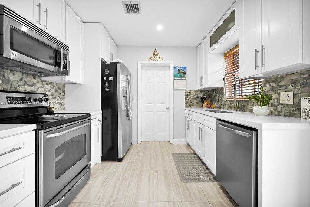Small Image of 713 SOUTH WEST 6TH AVE, Hallandale Beach Number 7