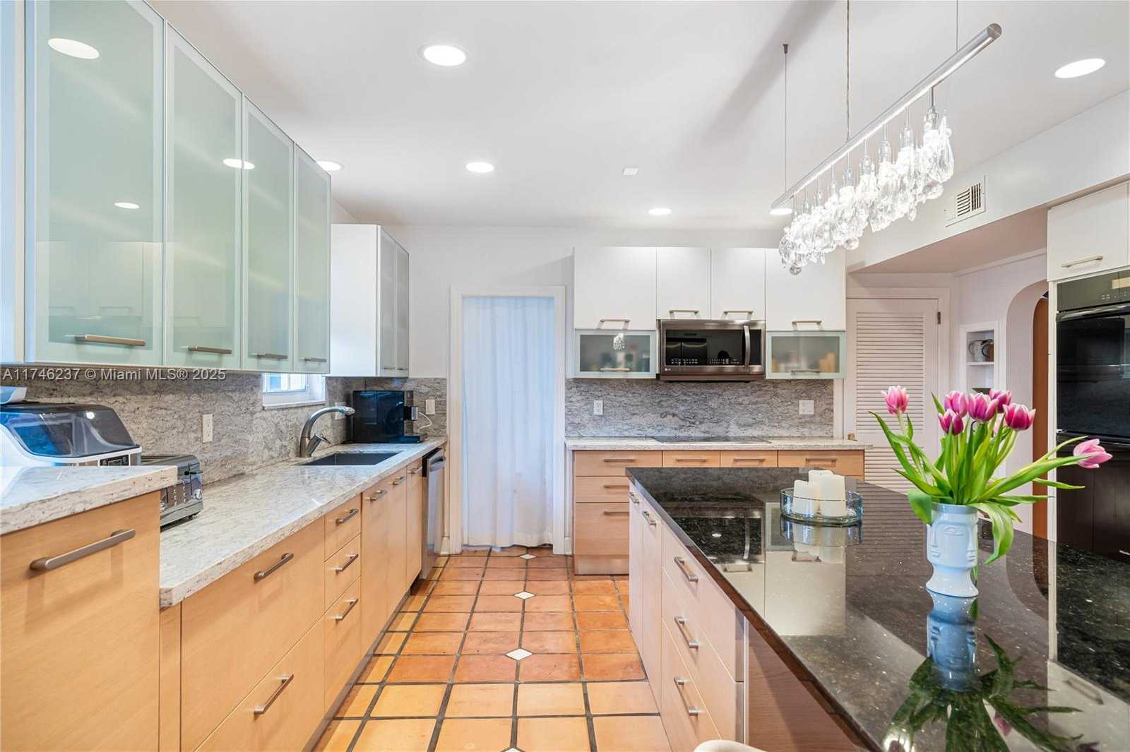 Small Image of 4421 POST AVE, Miami Beach Number 13