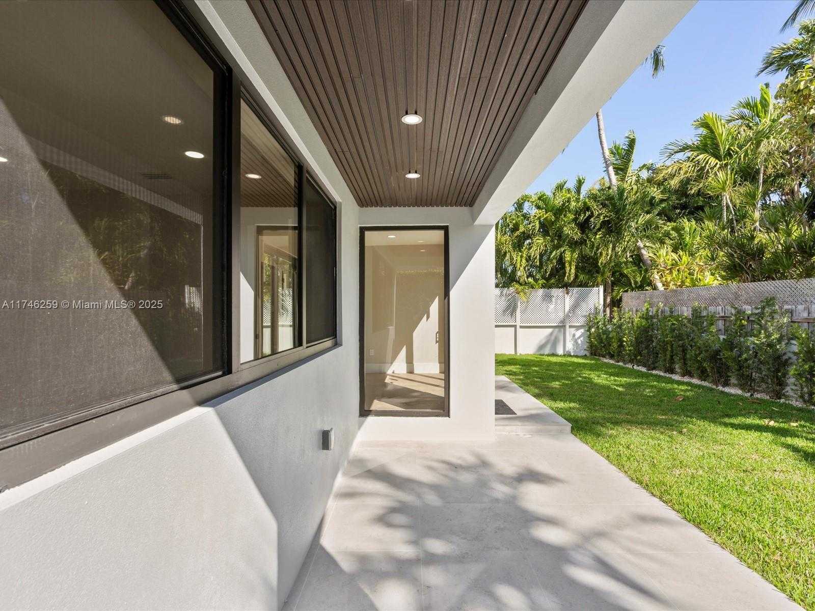 Small Image of 9073 DICKENS AVE, Surfside Number 11