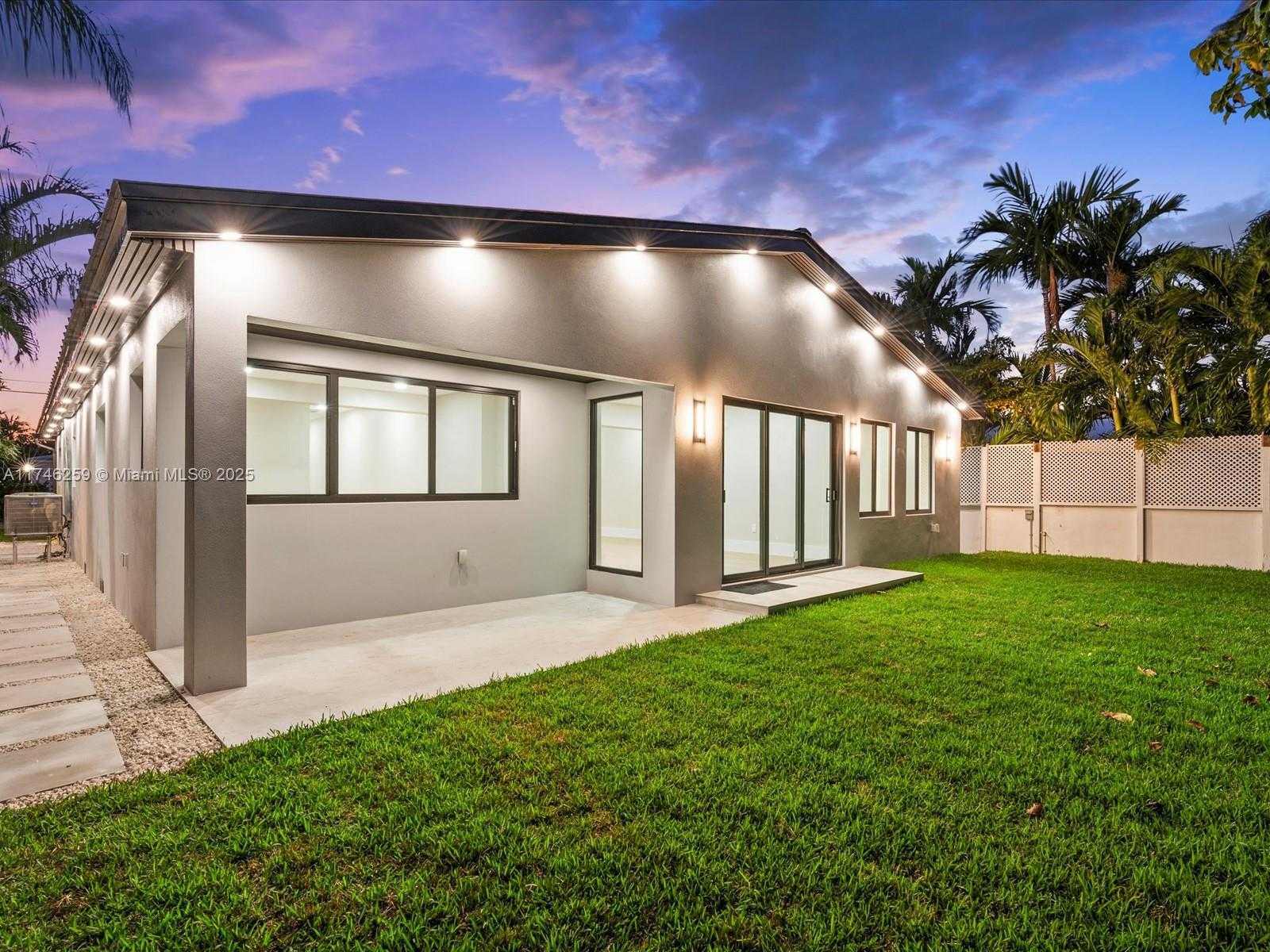 Small Image of 9073 DICKENS AVE, Surfside Number 15