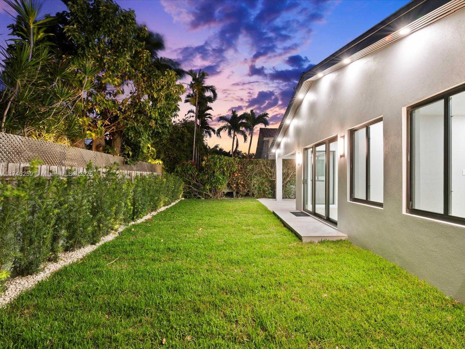 Small Image of 9073 DICKENS AVE, Surfside Number 16