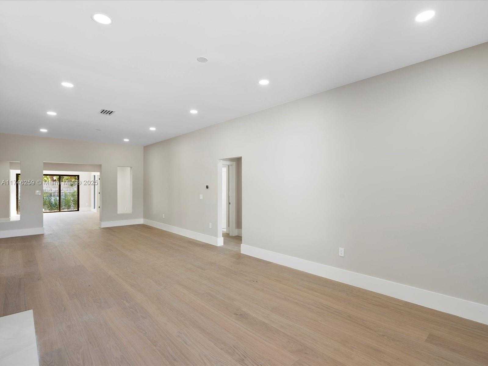 Small Image of 9073 DICKENS AVE, Surfside Number 25