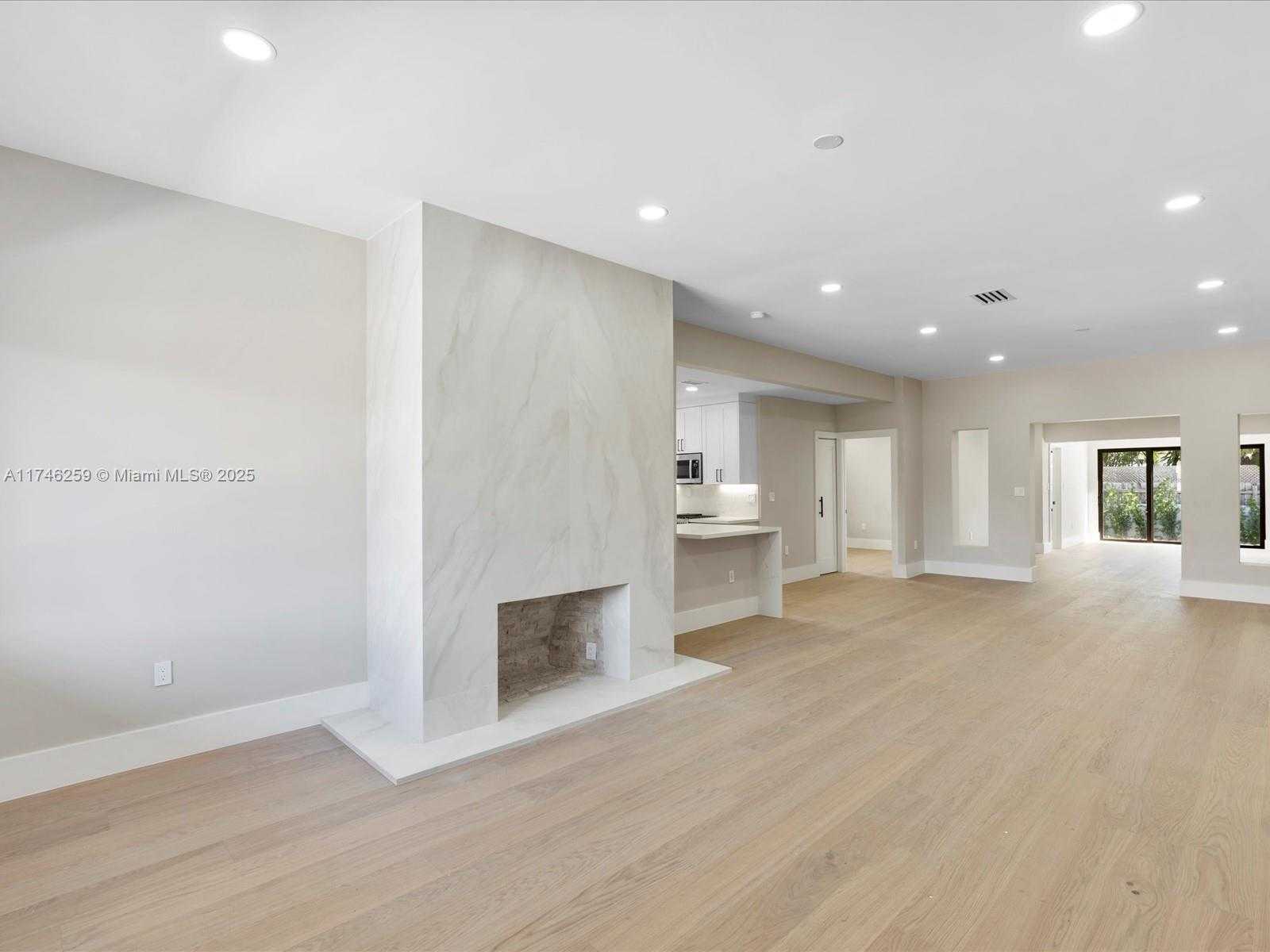 Small Image of 9073 DICKENS AVE, Surfside Number 27