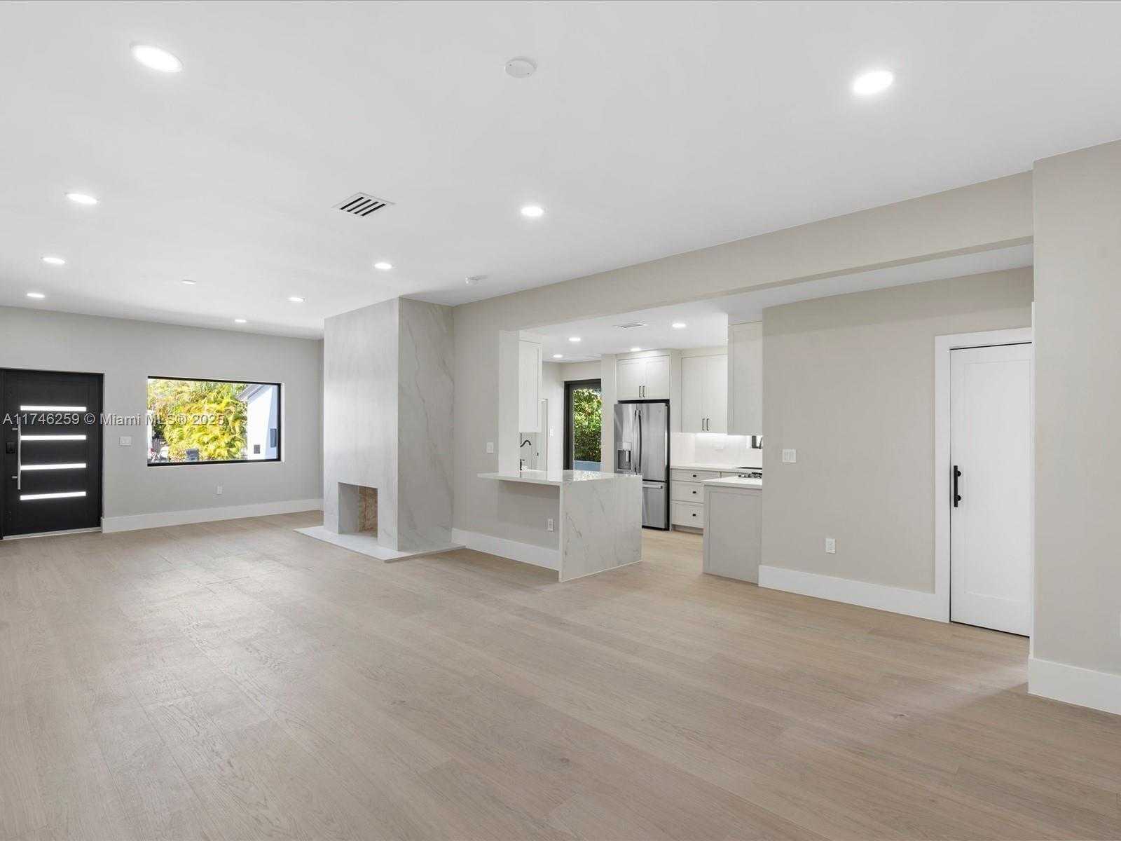 Small Image of 9073 DICKENS AVE, Surfside Number 32