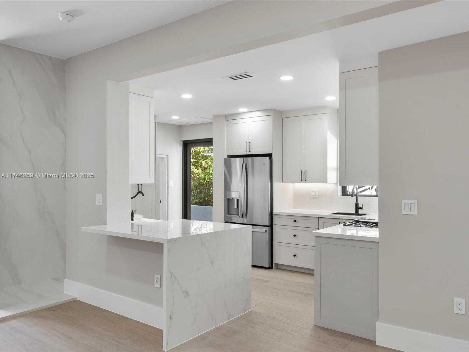 Small Image of 9073 DICKENS AVE, Surfside Number 34