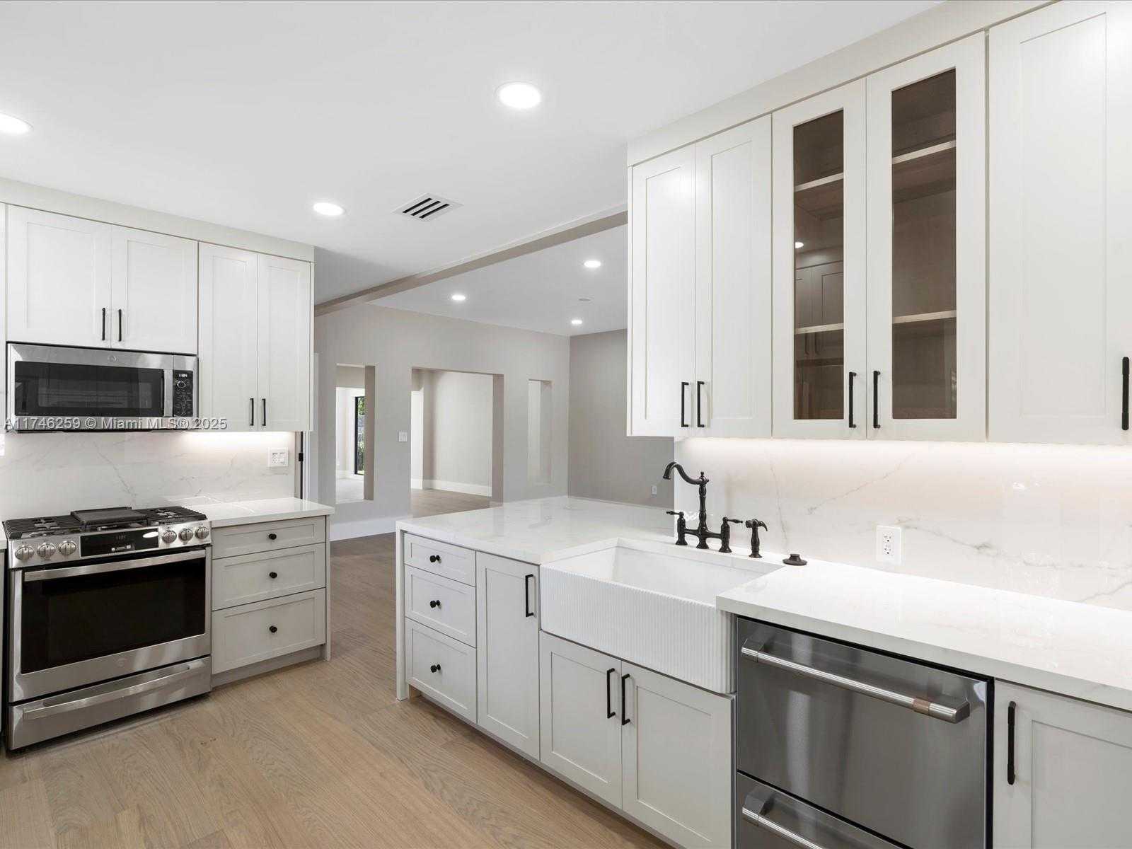 Small Image of 9073 DICKENS AVE, Surfside Number 35