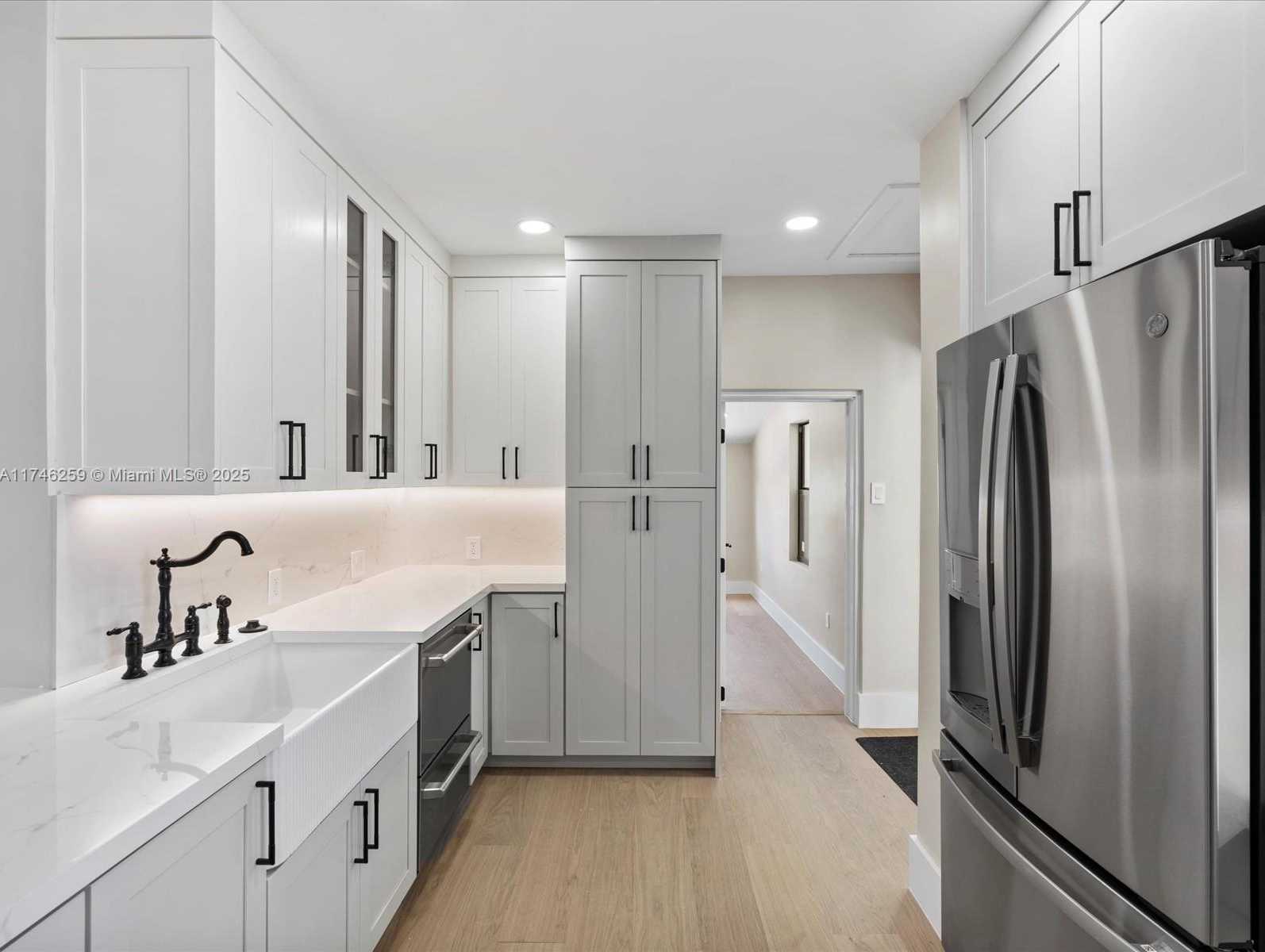 Small Image of 9073 DICKENS AVE, Surfside Number 38