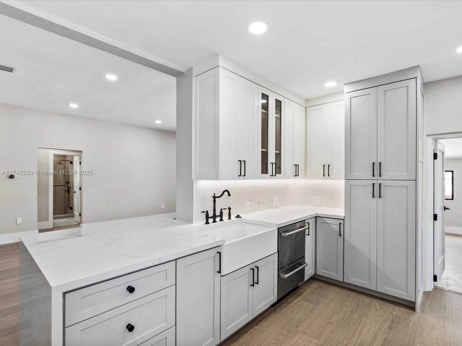 Small Image of 9073 DICKENS AVE, Surfside Number 39